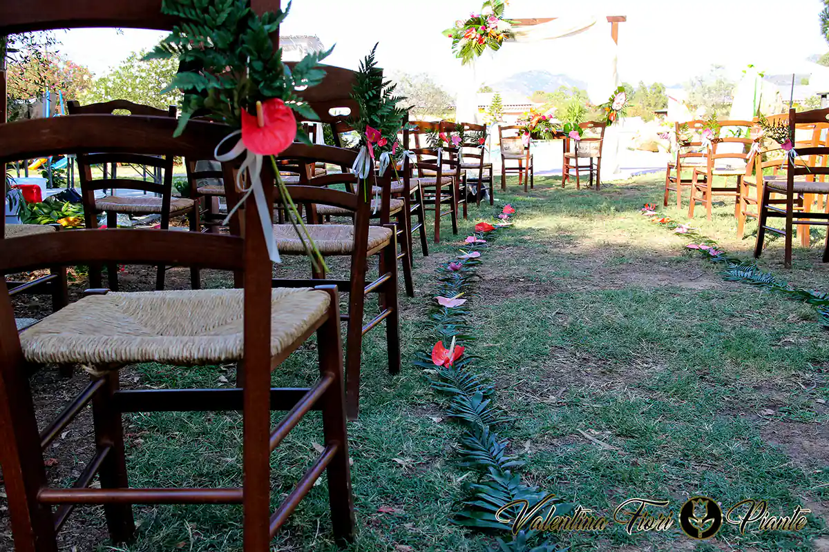 arco sedie e fiori in piscina